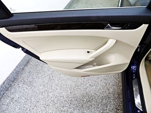 Used 2014 Volkswagen Passat TDI SEL Premium FWD image 9