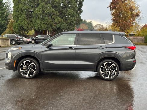Used 2024 Mitsubishi Outlander SE image 3
