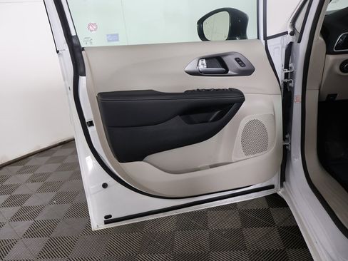 Used 2024 Chrysler Pacifica Touring-L image 24