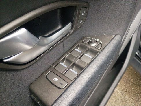 Used 2017 Land Rover Range Rover Evoque SE image 11