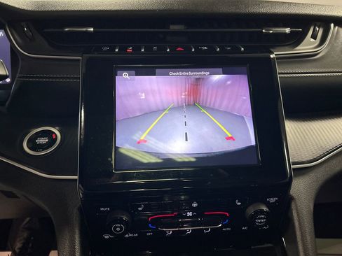 Used 2023 Jeep Grand Cherokee Laredo image 17