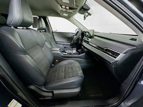 Used 2025 Mitsubishi Outlander SE image 32