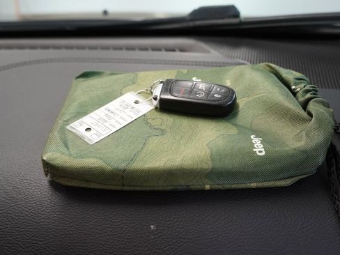 Used 2019 Jeep Cherokee Limited image 35