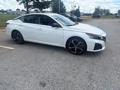 Used 2025 Nissan Altima 2.5 SR FWD image 4