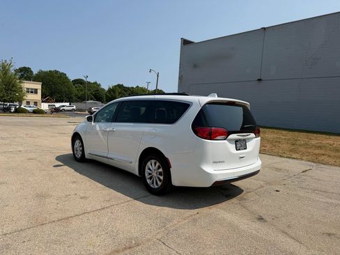 Used 2017 Chrysler Pacifica Touring-L FWD image 5