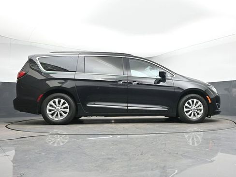 Used 2017 Chrysler Pacifica Touring-L image 16