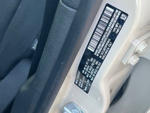 Used 2015 Jeep Renegade Latitude FWD image 37