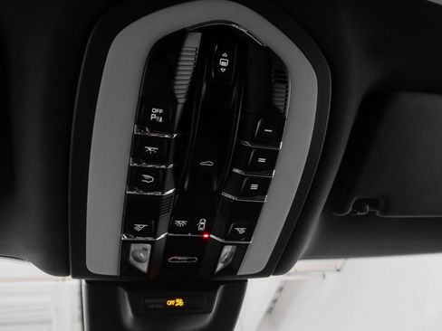 Used 2025 Porsche Macan image 40