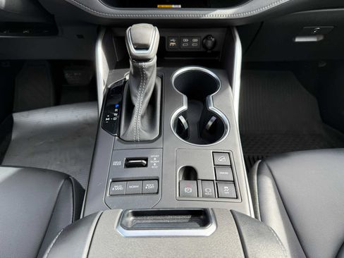 Used 2023 Toyota Highlander XLE image 11