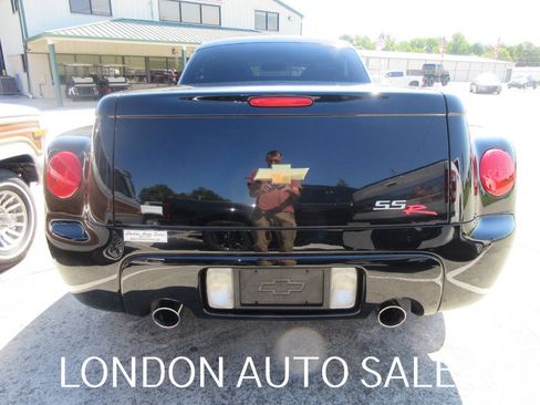 Used 2004 Chevrolet SSR w/ Preferred Equipment Group RWD image 8