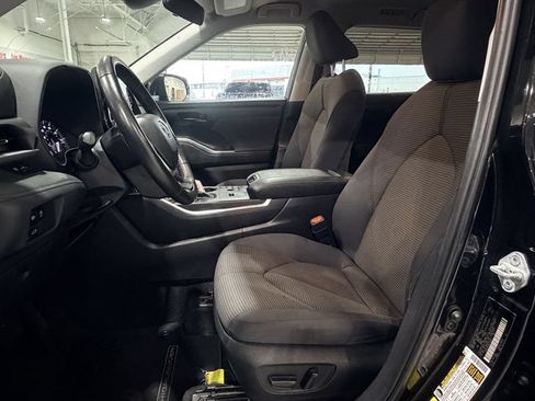 Used 2024 Toyota Highlander LE FWD image 24