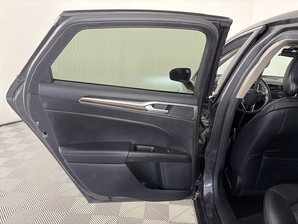 Used 2018 Ford Fusion SE w/ Equipment Group 602A FWD image 12
