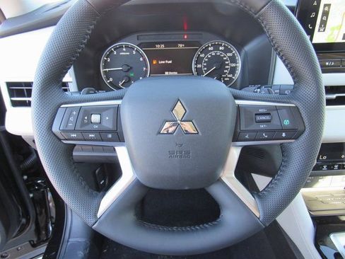 New 2025 Mitsubishi Outlander SE image 20