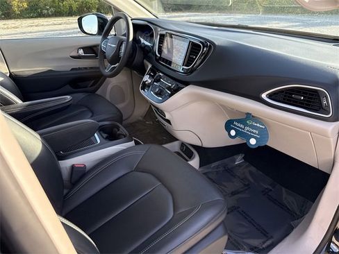 Used 2024 Chrysler Pacifica Touring-L image 28