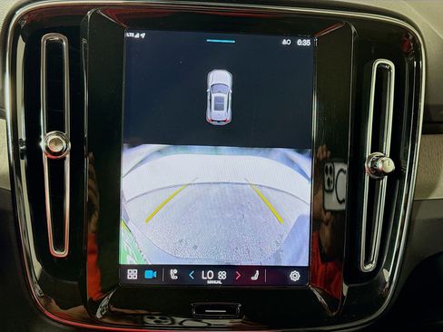 Used 2025 Volvo XC40 B5 Core image 19