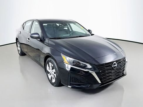 Used 2024 Nissan Altima 2.5 S image 3
