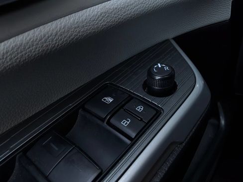 Used 2025 Toyota Sienna XLE FWD image 27