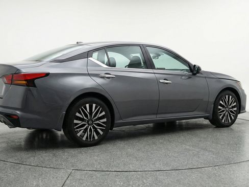 Used 2025 Nissan Altima 2.5 SV FWD image 9