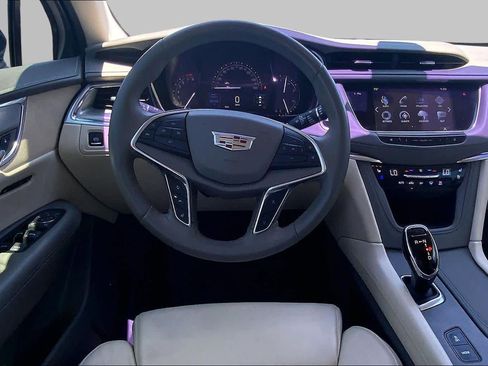 Used 2017 Cadillac XT5 Premium Luxury FWD image 6