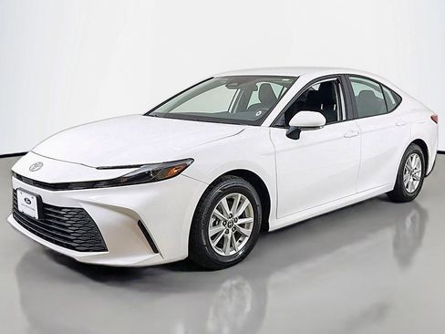 Used 2025 Toyota Camry LE image 6