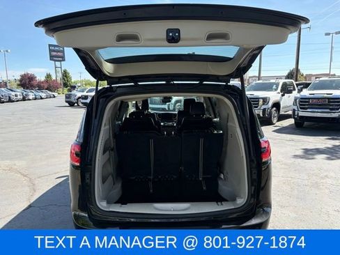 Used 2023 Chrysler Pacifica Touring-L FWD image 9