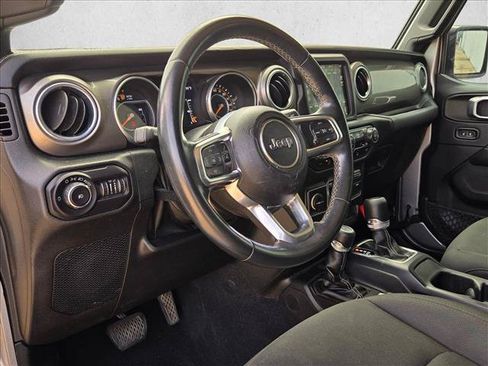 Used 2018 Jeep Wrangler Unlimited Sahara AWD/4WD image 9