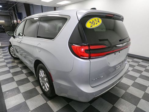 Used 2024 Chrysler Pacifica Touring-L FWD image 9