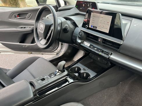 Certified 2025 Toyota Prius LE FWD image 8