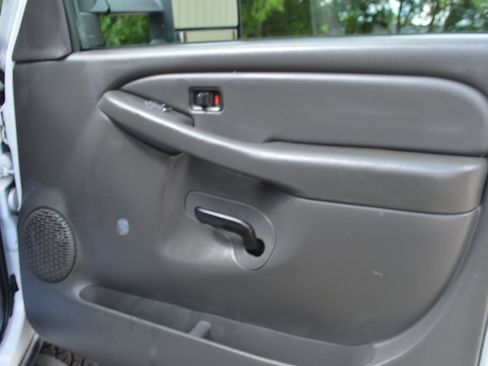 Used 2004 Chevrolet Silverado 2500 W/T w/ Skid Plate Package AWD/4WD image 21