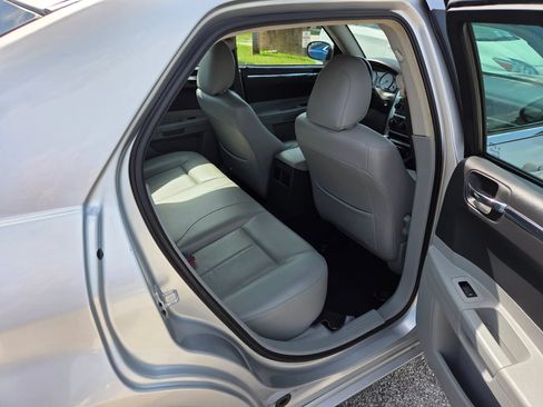 Used 2007 Chrysler 300 Touring w/ Comfort/Convenience Group RWD image 19
