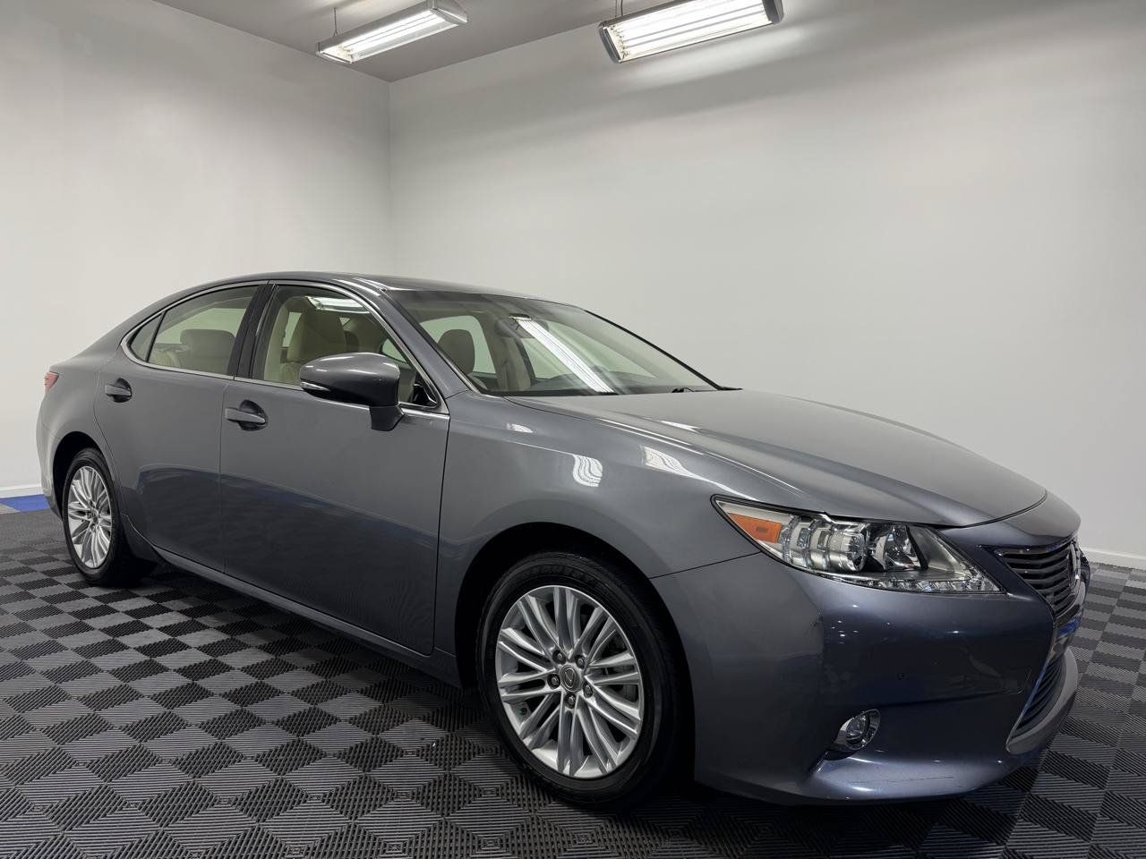 Used 2014 Lexus ES 350 w/ Luxury Package FWD image 1