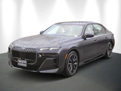 Used 2026 BMW 750e xDrive w/ Premium Package image 3