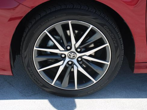 Certified 2021 Toyota Camry XLE FWD image 9