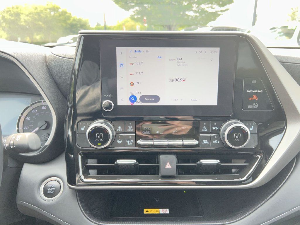 Used 2025 Toyota Highlander XLE AWD/4WD image 18