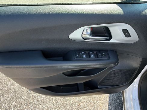 Used 2025 Chrysler Pacifica Limited FWD image 15
