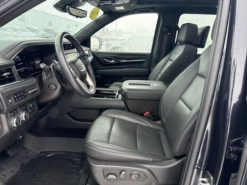 Used 2024 GMC Yukon XL Denali w/ Advanced Technology Package image 9