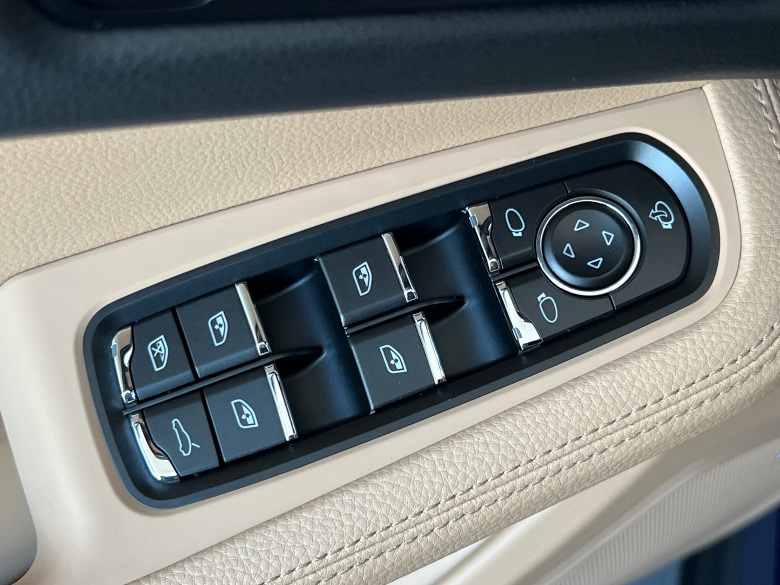 Certified 2025 Porsche Macan S AWD/4WD image 13