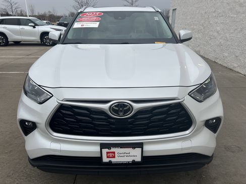 Used 2025 Toyota Highlander XLE image 2