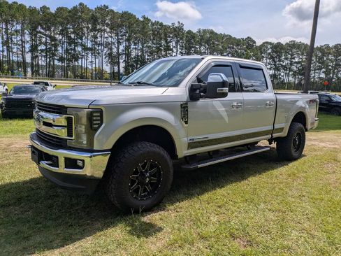 Used 2017 Ford F250 XLT w/ XLT Premium Package AWD/4WD image 8