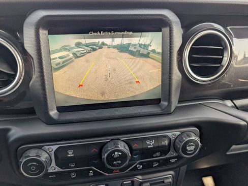 Used 2020 Jeep Wrangler Unlimited Sahara AWD/4WD image 28