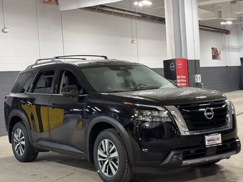 New 2025 Nissan Pathfinder SL image 2