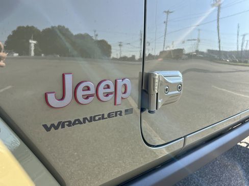 Used 2025 Jeep Wrangler Unlimited Rubicon image 41