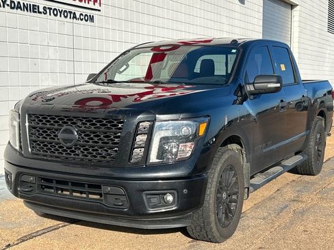 Used 2019 Nissan Titan SV w/ SV Convenience Package image 1