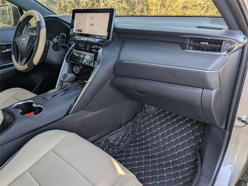 Used 2024 Toyota Venza XLE image 28