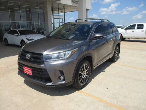 Used 2017 Toyota Highlander SE w/ Carpet Mat Package AWD/4WD image 2