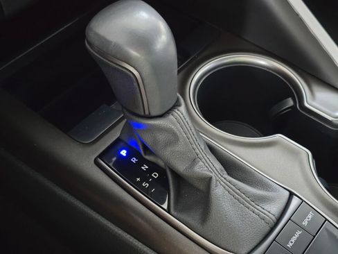 Used 2024 Toyota Camry SE w/ Cold Weather Package FWD image 32