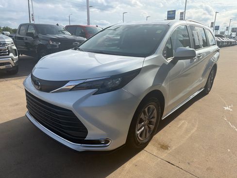 Used 2024 Toyota Sienna XLE w/ XLE Plus Package FWD image 1
