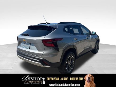 Used 2025 Chevrolet Trax LT FWD image 11