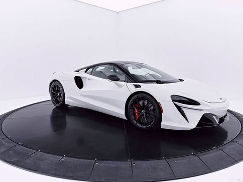 Used 2024 McLaren Artura RWD image 18