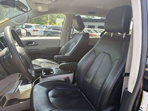 Used 2022 Chrysler Pacifica Touring-L FWD image 11